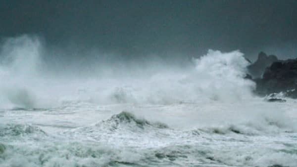 തെന്മലയിൽ കാറ്റ് ശക്തം; പരപ്പാർ അണക്കെട്ട് കാണാൻ നിരവധി സഞ്ചാരികൾ: ആര്യങ്കാവിൽ മഴ