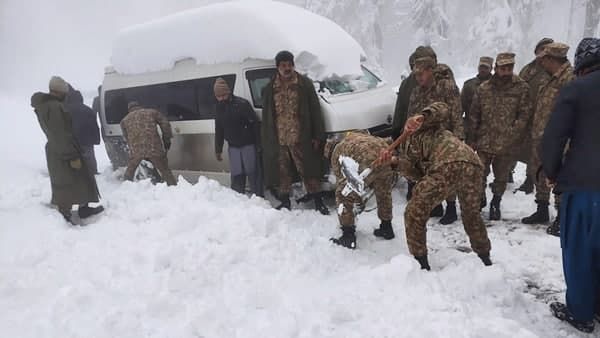 കനത്ത മഞ്ഞു വീഴ്ചയിൽ പാക്കിസ്ഥാനിൽ 21 മരണം; വാഹനങ്ങളിൽ കുടുങ്ങിയത് നിരവധി വിനോദ സഞ്ചാരികൾ
