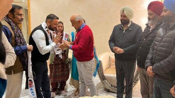 പഞ്ചാബില്‍ അവസാനിക്കാതെ രാജി, മൂന്ന് കോണ്‍ഗ്രസ് കൗണ്‍സിലര്‍മാര്‍ എഎപിയില്‍, ഇടഞ്ഞ് തിവാരി