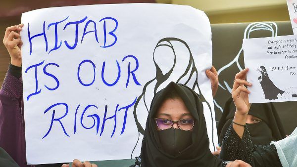 പ്രശ്‌നക്കാര്‍ കാവി ഷാള്‍ ധരിച്ചവര്‍, മുസ്ലീങ്ങള്‍ക്കൊപ്പം, പിന്തുണച്ച് ഹിന്ദു വിദ്യാര്‍ത്ഥിനി