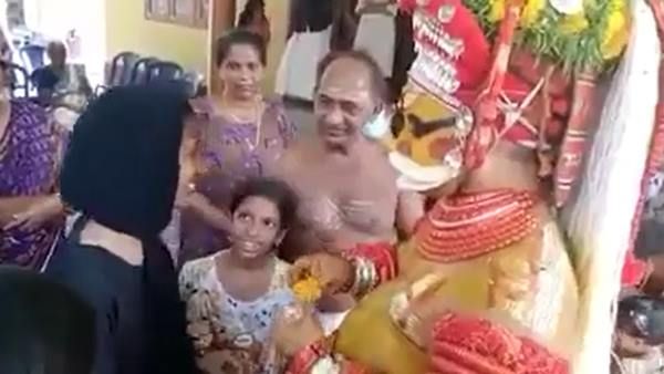'നീ വ്യത്യസ്തയല്ല': മുസ്ലീം യുവതിയെ ആശ്വസിപ്പിക്കുന്ന തെയ്യം; ഹൃദയം കീഴടക്കുന്നു