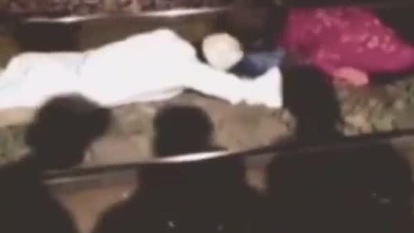 പെൺകുട്ടിയെ ട്രാക്കിൽ ചേർത്ത് കിടത്തി യുവാവ്; സാഹസിക രക്ഷകന്റെ വീഡിയോ വൈറൽ