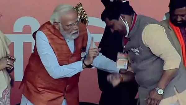 അരുത്, അങ്ങനെ ചെയ്യരുത്; വേദിയില്‍ തന്റെ കാല് പിടിക്കാന്‍ ശ്രമിച്ച ബിജെപി നേതാവിനെ തടഞ്ഞ് മോദി, വീഡിയോ