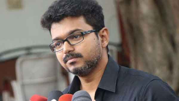 വോട്ട് ചെയ്യാനെത്തിയതോടെ ബൂത്തില്‍ ആള്‍ക്കൂട്ടം; ഉദ്യോഗസ്ഥരോട് മാപ്പ് ചോദിച്ച് വിജയ്