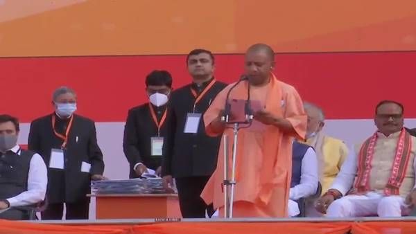 യുപിയില്‍ വീണ്ടും യോഗി യുഗം; മുഖ്യമന്ത്രിയായി സത്യപ്രതിജ്ഞ ചെയ്തു, വേദിയില്‍ പ്രധാനമന്ത്രിയും