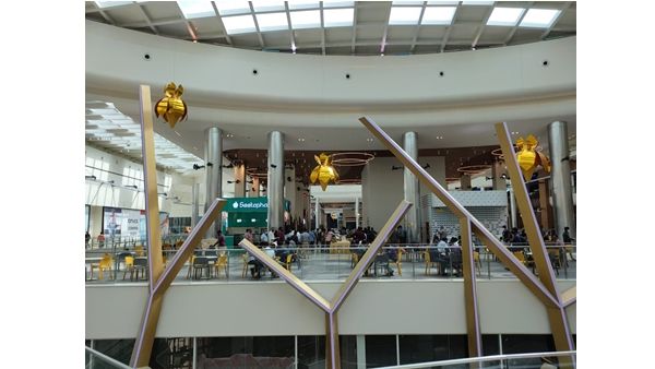 ലുലു മാളിന് മുന്നിൽ സമരക്കാരുടെ പ്രതിഷേധം; ജീവനക്കാരെ തടഞ്ഞു