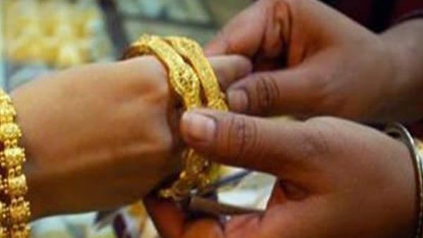 സ്വർണമാല പോയി, ക്ഷേത്രത്തിൽ പ്രാർഥിക്കവേ സ്വർണവളയൂരി നൽകി അജ്ഞാത യുവതി...