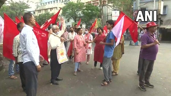 പണിമുടക്ക് ബംഗാളിൽ ജനജീവിതത്തെ ബാധിച്ചു ; റെയിൽ, റോഡ്‌ ഗതാഗതം തടഞ്ഞു