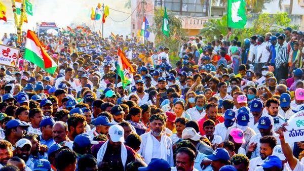 ഡികെയുടെ തന്ത്രം വിജയത്തിലേക്ക്?: കോണ്‍ഗ്രസ് പദയാത്രയില്‍ പങ്കെടുത്ത് ലിംഗായത്ത് സന്യാസിമാർ