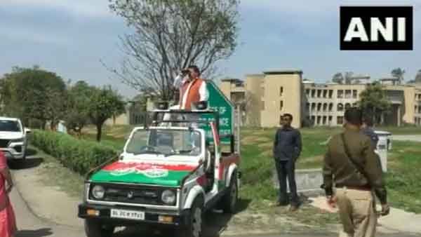 അങ്ങനെ വിട്ടാല്‍ പറ്റില്ലല്ലോ; ഇവിഎം സൂക്ഷിച്ച സ്ഥലം ബൈനോക്കുലറിലൂടെ നിരീക്ഷിച്ച് എസ്പി സ്ഥാനാര്‍ത്ഥി