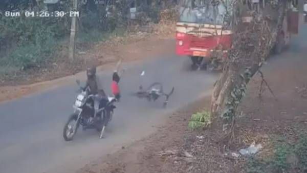 ലോകത്തിലെ ഏറ്റവും വലിയ ഭാഗ്യവാന്‍; കെഎസ്ആര്‍ടി ബസിനിടയില്‍ നിന്നും അത്ഭുതകരമായ രക്ഷപ്പെടല്‍