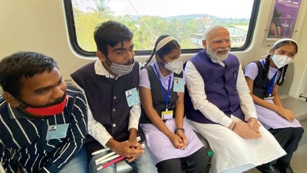 യൂണീഫോം അണിഞ്ഞ വിദ്യാർത്ഥികള്‍ക്കൊപ്പം മോദി മെട്രോയില്‍: ഞായറാഴ്ച്ച ഏത് സ്കൂളെന്ന് യൂത്ത് കോണ്‍ഗ്രസ്