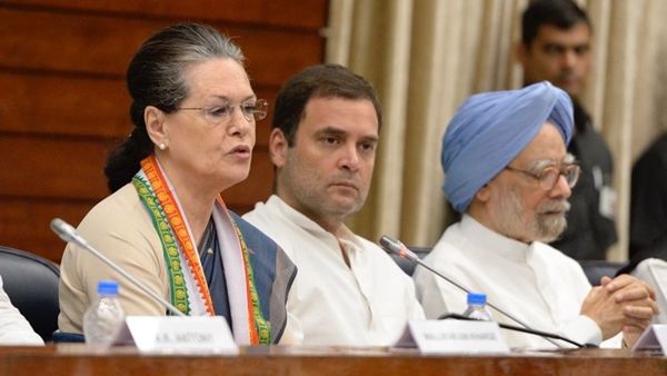 സോണിയാ ഗാന്ധി കോൺഗ്രസിന്റെ പൂർണ നിയന്ത്രണം ഏറ്റെടുക്കണം; തോൽവിയിൽ പ്രതികരിച്ച് വീരപ്പ മൊയ്ലി