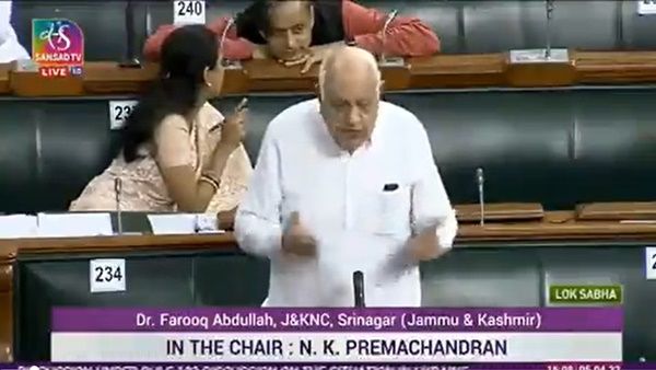 'കുച്ച് തോ ലോഗ് കഹേഗേ, ലോംഗോ കാ കാം ഹേ കെഹ്ന' : ട്രോളിന് മറുപടിയുമായി ശശി തരൂര്‍