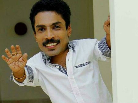 നടൻ ഗിന്നസ് പക്രു സഞ്ചരിച്ച കാർ ലോറിയുമായി കൂട്ടിയിടിച്ച് അപകടം, ആർക്കും പരിക്കില്ല