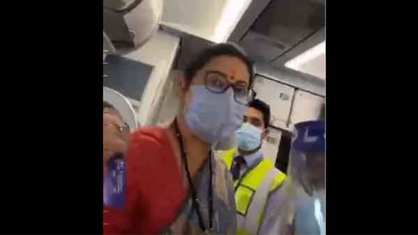 ഇന്ധനവിലയെ ചൊല്ലി വിമാനത്തിനുള്ളില്‍ വെച്ച് സ്മൃതി ഇറാനിയെ ചോദ്യം ചെയ്ത് കോണ്‍ഗ്രസ് നേതാവ്