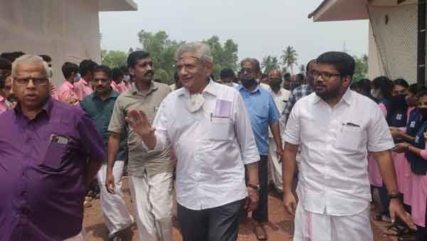 അന്താരാഷ്ട്ര നിലവാരമുള്ള മുണ്ടേരിയിലെ സര്‍ക്കാര്‍ സ്‌കൂള്‍ കാണാന്‍ യെച്ചൂരിയെത്തി