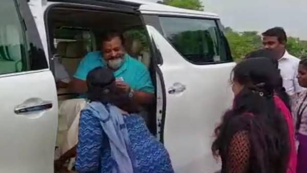 അങ്ങയുടെ കാല്‍ സ്ത്രീകള്‍ പിടിച്ചപ്പോള്‍ അല്‍പം ഉളുപ്പ് തോന്നിയില്ലല്ലോ; സുരേഷ് ഗോപിക്കെതിരെ ഷാനിമോള്‍