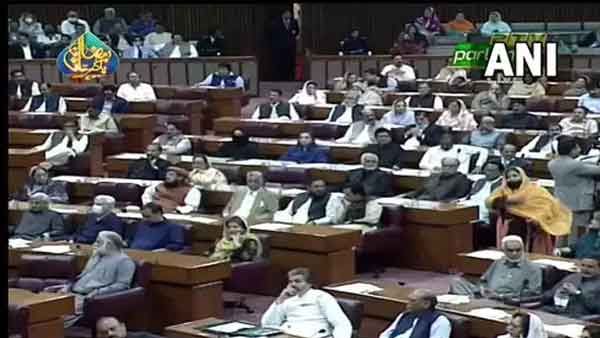 പാകിസ്ഥാനില്‍ നാടകീയ നീക്കം; സ്പീക്കറും ഡെപ്യൂട്ടി സ്പീക്കറും രാജിവെച്ചു