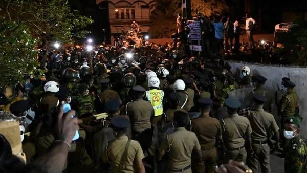 ശ്രീലങ്കയില്‍ ഡീസല്‍ തുള്ളി കിട്ടാനില്ല, പവര്‍കട്ട് 13 മണിക്കൂര്‍, കൊളംബോയില്‍ കലാപം