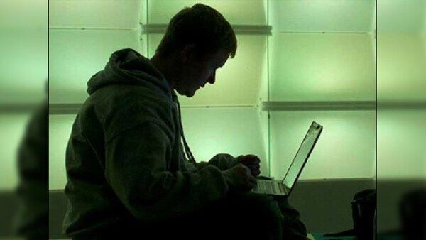 ആണ്‍കുട്ടികളെ വിളിച്ച് വരുത്തി അധ്യാപികയുടെ ഗ്രൂപ്പ് സെക്‌സ്, വീഡിയോ പോണ്‍ സൈറ്റുകള്‍ക്കെന്ന് സംശയം