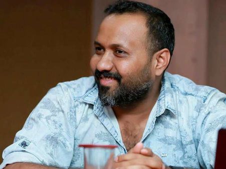 'ഭക്ഷണം മുസ്ലീങ്ങൾക്ക് മാത്രമെന്ന് ബോർഡ് വെയ്ക്കൂ'; നോമ്പുകാലത്തെ ഹോട്ടൽ അടച്ചിടലിനെതിരെ ഒമർ ലുലു