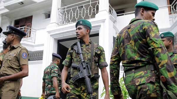 തോക്കുകളേന്തി ബൈക്കില്‍ പ്രതിഷേധങ്ങളെ വലംവെച്ച് ലങ്കന്‍ സൈന്യം; പോലീസുമായി ഏറ്റുമുട്ടി