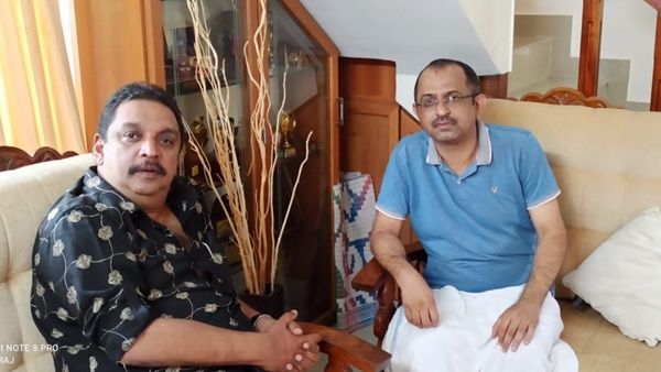 'വിനു വി ജോണിനൊപ്പം', വിനുവിനെ വീട്ടിലെത്തി കണ്ട് പിന്തുണ അറിയിച്ച് ഷിബു ബി ജോൺ