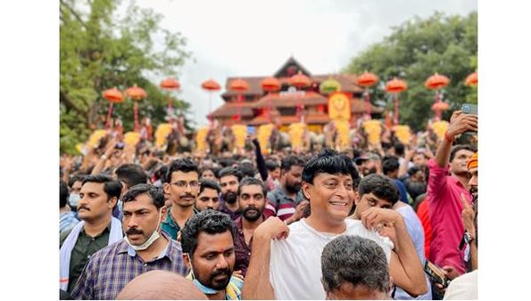 മുട്ടിയുരുമ്മി നടത്തം, ജാക്കി വെയ്ക്കല്‍; പൂരപ്പറമ്പിൽ ചെയ്ത കാര്യങ്ങള്‍ പറഞ്ഞ് ബോബി ചെമ്മണ്ണൂര്‍; വിമര്‍ശനം