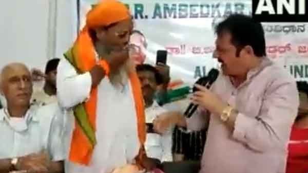 'ദീപസ്തംഭം മഹാശ്ചര്യം എനിക്കും കിട്ടണം വോട്ട്'; ദളിത് നേതാവ് തുപ്പിയ ഭക്ഷണമെടുത്ത് കഴിച്ച് കോണ്‍ഗ്രസ് എംഎല്‍എ