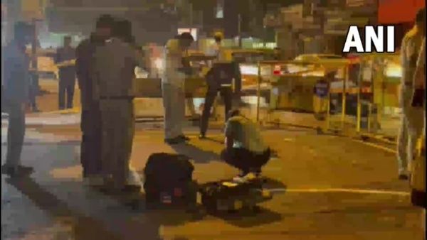 ദില്ലിയിലെ തിരക്കേറിയ മേഖലയില്‍ വെടിവെപ്പ്, അമ്പരന്ന് പോലീസ്, രണ്ട് പേര്‍ക്ക് പരിക്ക്