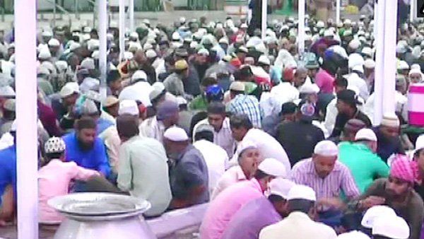 അച്ഛന്റെ അവസാന ആഗ്രഹം നിറവേറ്റാൻ സ്വന്തം സ്ഥലം ഈദ്ഗാഹിലേക്ക് സംഭാവന ചെയ്ത് ഹിന്ദു സഹോദരിമാർ