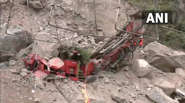 ജമ്മുവിൽ നിർമാണത്തിനിടയിൽ തകർന്നു വീണ തുരങ്കത്തിൽ നിന്ന് നാല് മൃതദേഹങ്ങൾ പുറത്തെടുത്തു