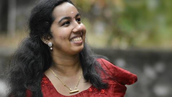 പരിമിതികളില്‍ പോരാടിയ കണ്‍മണിക്ക് ബിരുദ പരീക്ഷയില്‍ ഒന്നാം റാങ്ക്, ഈ വിജയത്തിന് ഇരട്ടിത്തിളക്കം