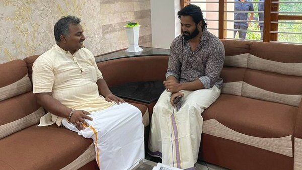 പ്രതീഷ് വിശ്വനാഥിനെ വീട്ടിലെത്തി സന്ദര്‍ശിച്ച് ഉണ്ണി മുകുന്ദന്‍, സന്ദര്‍ശനം പരാതിക്ക് പിന്നാലെ