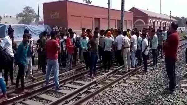 അഗ്നിപഥ് പദ്ധതി: തെരുവില്‍ ഇറങ്ങി സൈനിക ജോലിക്കായി അപേക്ഷിച്ചവര്‍, റെയില്‍വേ ട്രാക്ക് ബ്ലോക്കാക്കി