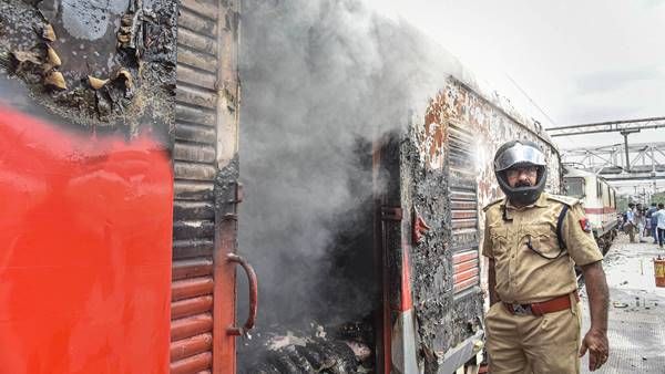 അഗ്നിപഥിനെതിരെ പ്രതിഷേധം; കനക്കുന്നു ഉത്തർ പ്രദേശിലും ബീഹാറിലും പ്രതിഷേധക്കാർ തീവണ്ടിക്ക് തീയിട്ടു