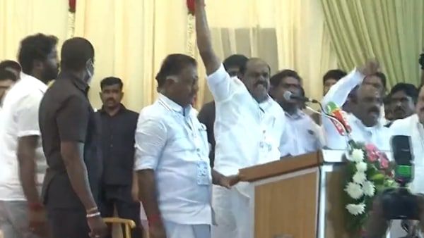 നാണക്കേടായി എഐഎഡിഎംകെ യോഗം; പനീര്‍ശെല്‍വത്തിന് കുപ്പിയേറ്, പാതിവഴി ഇറങ്ങിപ്പോയി