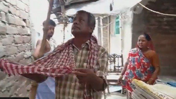 മൃതദേഹം വിട്ടുനൽകാൻ 50,000 രൂപ ആവശ്യപ്പെട്ട് ആശുപത്രി ജീവനക്കാരൻ; തെരുവിൽ ഭിക്ഷയാചിച്ച് വൃദ്ധദമ്പതികൾ