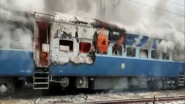 അഗ്നിപഥിനെതിരെ പ്രതിഷേധം ശക്തം; ബീഹാറില്‍ ബിജെപി ഓഫീസിന് തീയിട്ടു, എംഎല്‍എയുടെ കാര്‍ കത്തിച്ചു