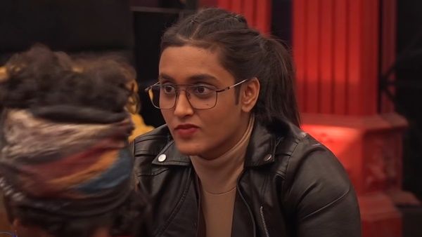 അടിയേറ്റ് കേള്‍വി ശക്തി പോയി, 25 പവന്‍ തിരിച്ച് ചോദിച്ചതിനാണ്...പൊട്ടിക്കരഞ്ഞ് ജാസ്മിന്റെ ഉമ്മ