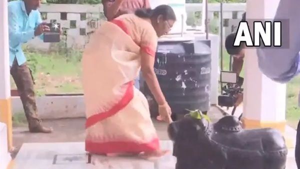 ക്ഷേത്രം തൂത്തുവാരി വൃത്തിയാക്കി എന്‍ഡിഎയുടെ രാഷ്ട്രപതി സ്ഥാനാര്‍ത്ഥി ദ്രൗപതി മുര്‍മു