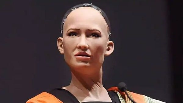 സോഫിയ കേരളത്തില്‍; കോളേജ് പിള്ളേർക്ക് മുന്നിൽ യന്ത്രസുന്ദരി എത്തിയത് നാടന്‍ സെറ്റ് സാരി ലുക്കിൽ