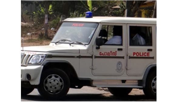 സ്‌കൂള്‍ കുത്തി തുറന്ന് പൂര്‍വവിദ്യാര്‍ത്ഥികളുടെ മോഷണം; മണം പിടിച്ചെത്തി നായ, ഓടിച്ചിട്ട് പിടിച്ച് പൊലീസുകാര്‍