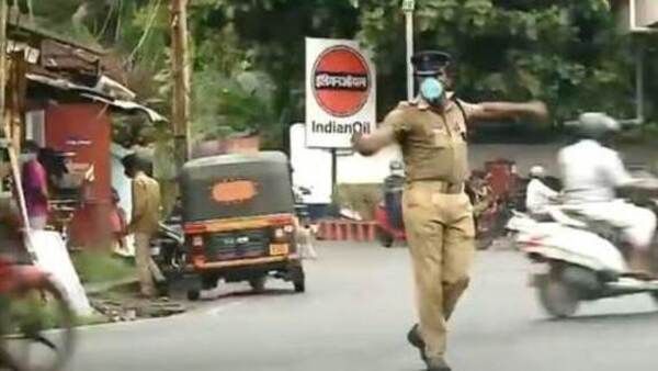 കാക്കിയിട്ട മൈക്കിള്‍ ജാക്‌സണ്‍ വൈറല്‍; ഡാന്‍സ് ചെയ്ത് ഗതാഗതം നിയന്ത്രിച്ച് പോലീസുകാരന്‍