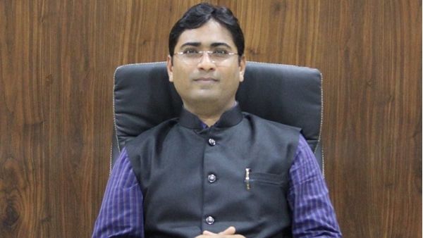 പത്താം ക്ലാസ്സിൽ കണക്കിന് നൂറിൽ 36 ഇംഗ്ലീഷിന് 35; പരിമിതികളെ കഷ്ടപ്പാടുകൊണ്ട് കീഴടക്കിയ കളക്ടർ