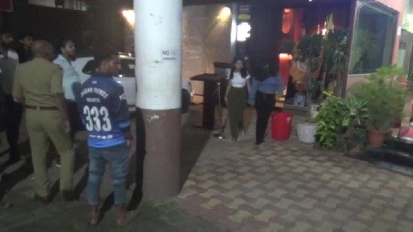 മംഗളൂരുവിലെ പബ്ബില്‍ അതിക്രമം; വിദ്യാര്‍ത്ഥികളെ ബജ്റംഗ്ദള്‍ പ്രവര്‍ത്തകര്‍ ഇറക്കിവിട്ടു, വീഡിയോ വൈറല്‍