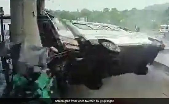 നിയന്ത്രണം വിട്ട് ആംബുലന്‍സ് ടോള്‍ബൂത്തിലേക്ക്; 4 മരണം; ഞെട്ടിപ്പിക്കുന്ന ദൃശ്യം പുറത്ത്