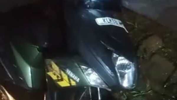 ആറളത്ത് വീണ്ടും കാട്ടാനയിറങ്ങി: ഫാംഗേറ്റ് സെക്യൂരിറ്റി ജീവനക്കാരന്റെ ബൈക്ക് തകര്‍ത്തു