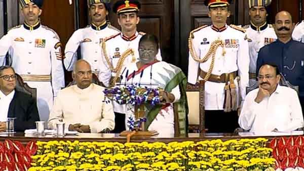 ദ്രൗപതി മുര്‍മു രാഷ്ട്രപതിയായി സത്യപ്രതിജ്ഞ ചെയ്തു; ചരിത്ര മുഹൂര്‍ത്തിന് സാക്ഷിയായി രാജ്യം